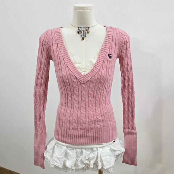 Abercrombie & Fitch Sweaters - Abercrombie Vintage Strawberry Knit Pink Vneck Long Sleeve Pullover Sweater